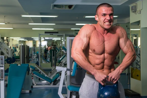 L'homme est engagé avec des poids à la salle de gym — Photo