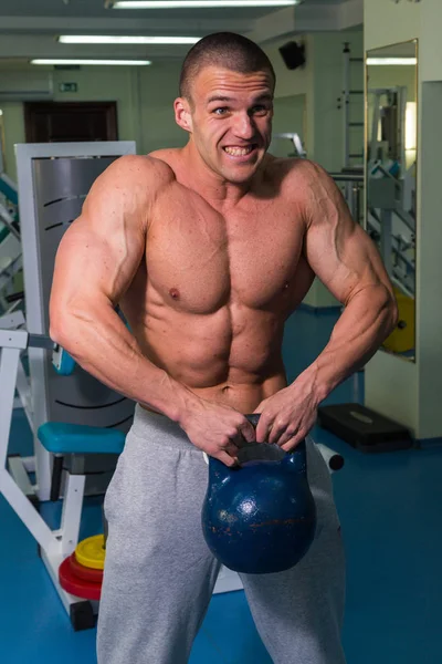 L'homme est engagé avec des poids à la salle de gym — Photo