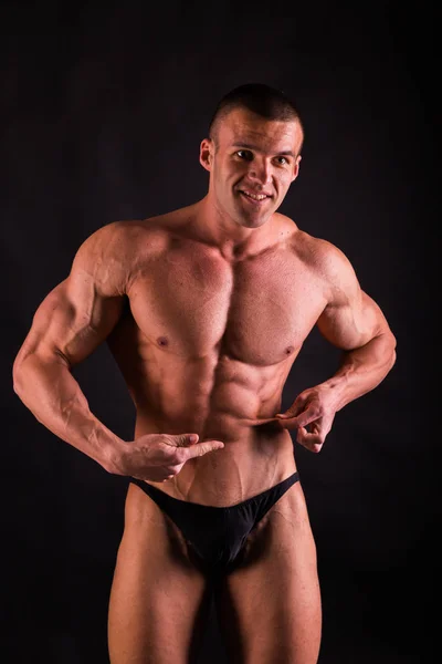 筋肉の男性の体。結果のボディービル トレーニング — ストック写真