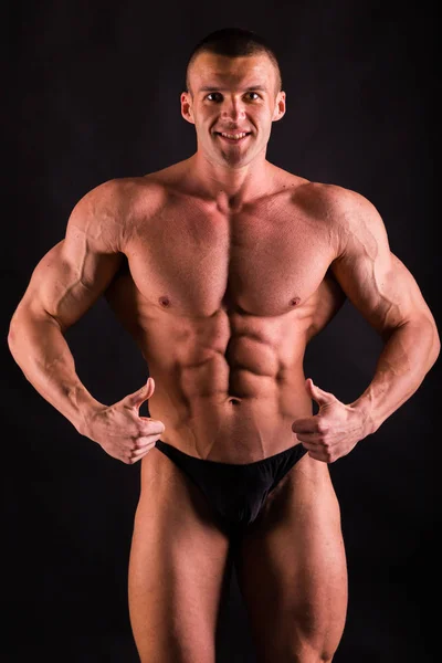 Cuerpo masculino muscular. Resultados ejercicios de culturismo —  Fotos de Stock