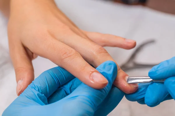 Ragazza fa una manicure nel salone spa . — Foto Stock