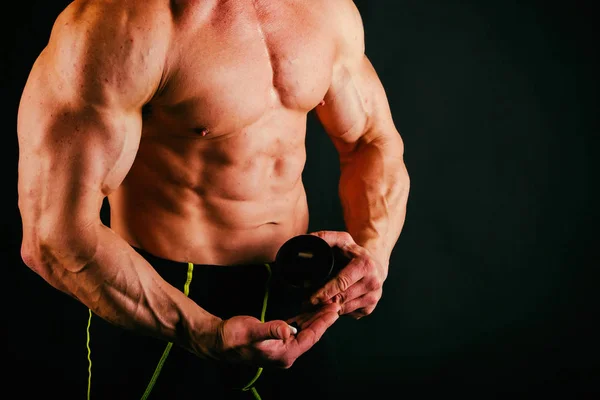 Gespierd mannenlichaam. Resultaat bodybuilding trainingen — Stockfoto