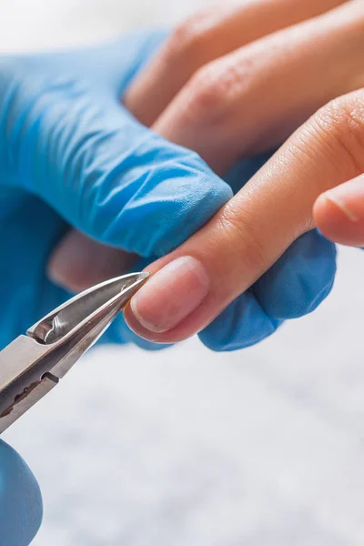 Ragazza fa una manicure nel salone spa . — Foto Stock