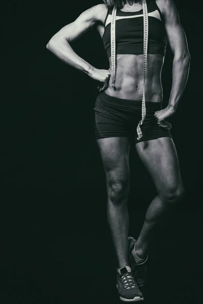 Chica fitness sobre un fondo negro — Foto de Stock