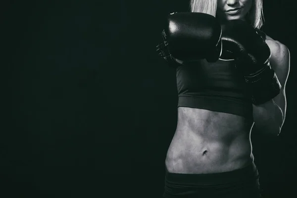 Chica fitness sobre un fondo negro — Foto de Stock