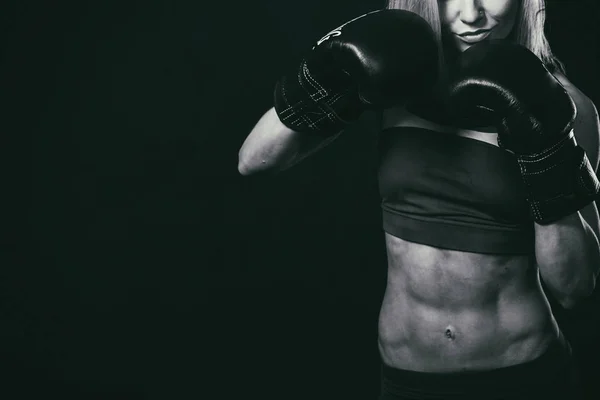 Fitness meisje op een zwarte achtergrond — Stockfoto