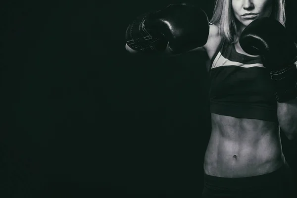 Chica fitness sobre un fondo negro — Foto de Stock