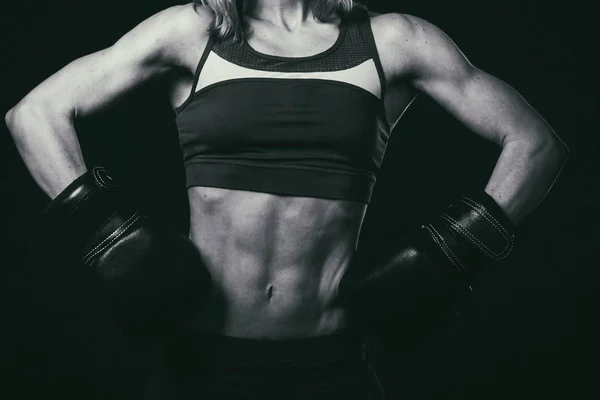 Фитнес-девушка на черном фоне — стоковое фото