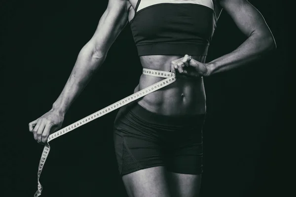 Fitness tjej på en svart bakgrund — Stockfoto