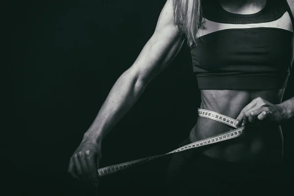 Fitness holka na černém pozadí — Stock fotografie