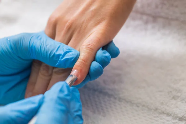 Ragazza fa una manicure nel salone spa . — Foto Stock