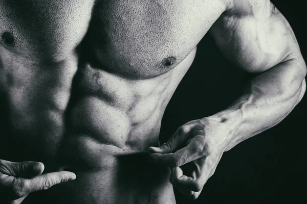 Torso muscular de sexy joven culturista masculino — Foto de Stock