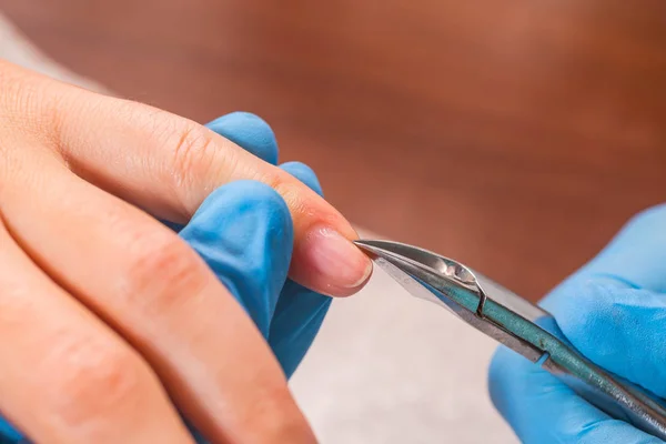 Ragazza fa una manicure nel salone spa . — Foto Stock