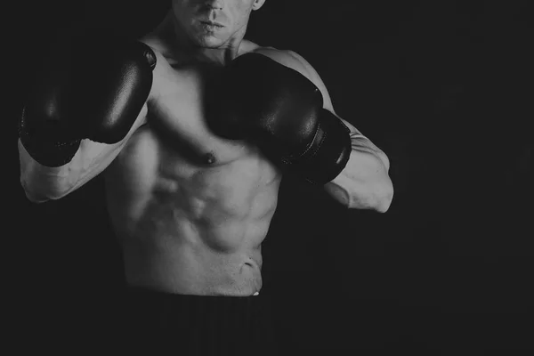 Siyah bir arka plan üzerinde güçlü vücut geliştirmeci — Stok fotoğraf