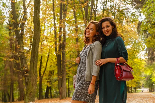 Vriendinnen in herfst park — Stockfoto