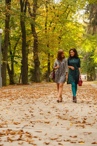 Novias en el parque de otoño — Foto de Stock