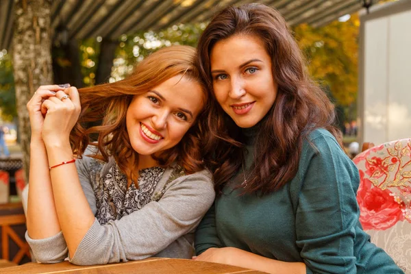 Girls in the cafe on the street — Stock Photo, Image