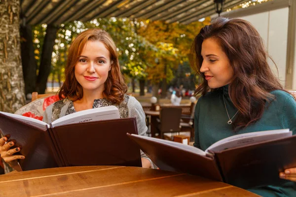 Girls in the cafe on the street — Stock Photo, Image