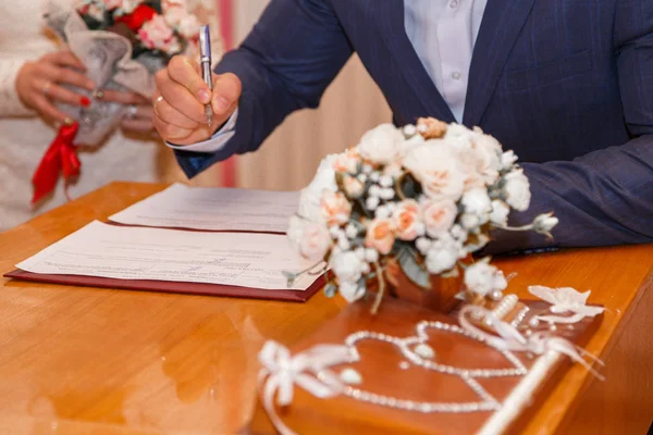 Matrimonio. Gli sposi, anello di fiori . — Foto Stock