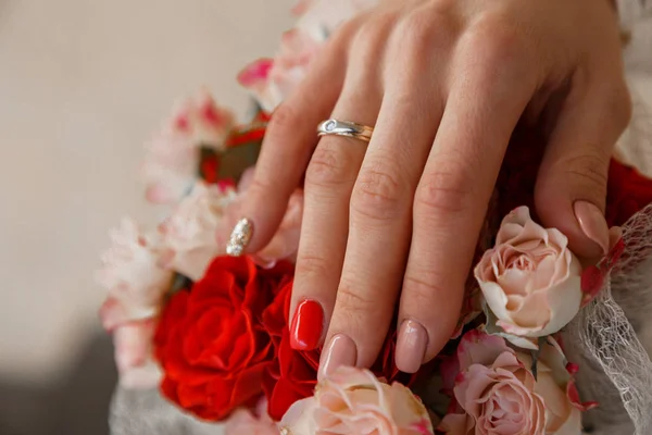 Mão da noiva e bouquet closeup — Fotografia de Stock