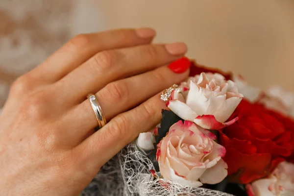 La main et le bouquet de la mariée gros plan — Photo