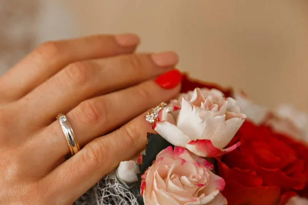 La main et le bouquet de la mariée gros plan — Photo