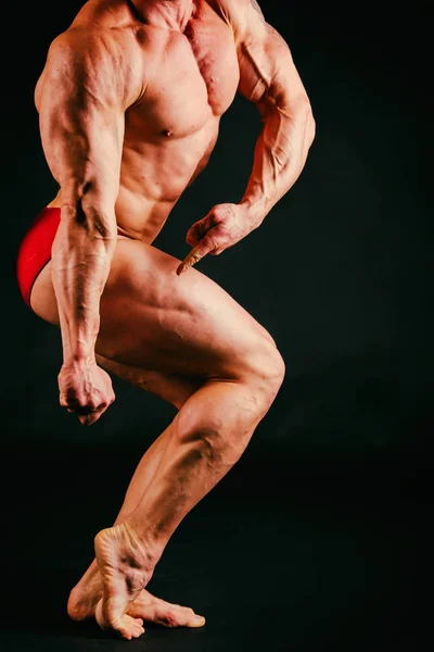 Der Körper ist muskulöser Bodybuilder — Stockfoto