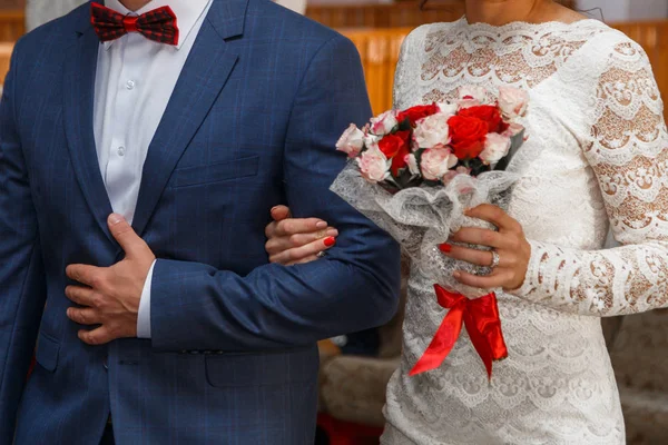 Casamento. A noiva e o noivo, anel de flores . — Fotografia de Stock