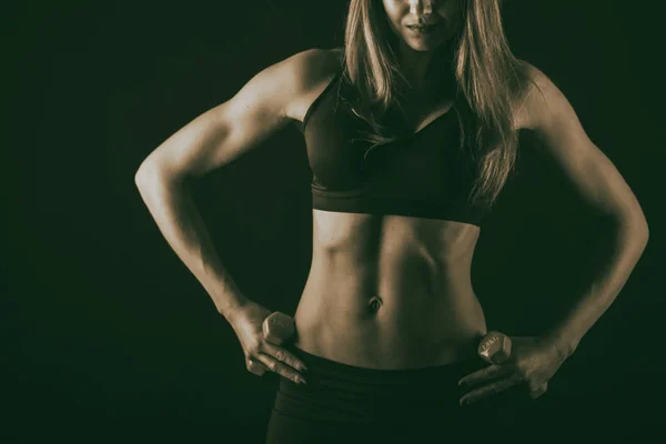 El cuerpo de una hermosa chica atlética en negro —  Fotos de Stock