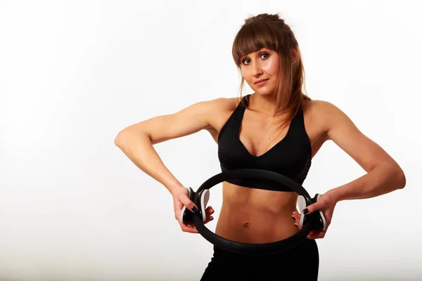 Menina com equipamento de fitness em um fundo branco — Fotografia de Stock