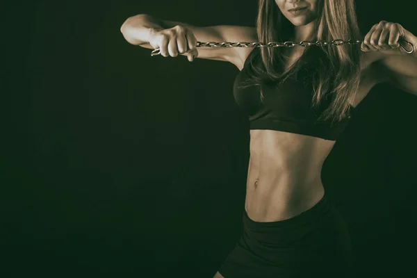 Der Körper eines schönen athletischen Mädchens auf schwarz — Stockfoto