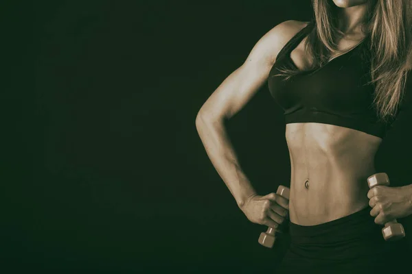 O corpo de uma bela menina atlética em preto — Fotografia de Stock