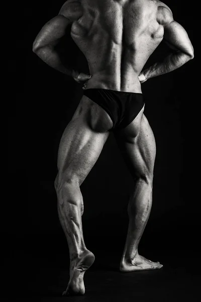 Bodybuilder auf schwarzem Hintergrund — Stockfoto