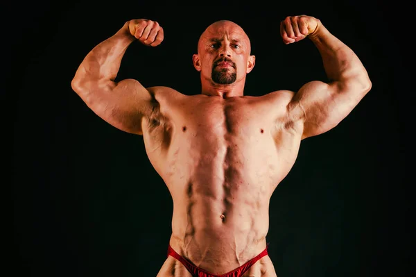 Le corps est musclé bodybuilder — Photo