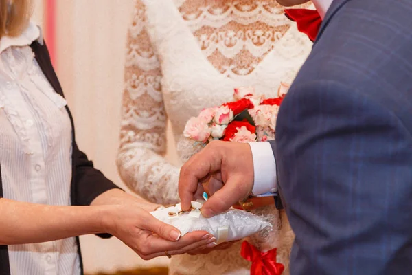 Casamento. A noiva e o noivo, anel de flores . — Fotografia de Stock