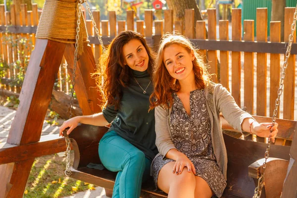 Novias en el parque de otoño — Foto de Stock