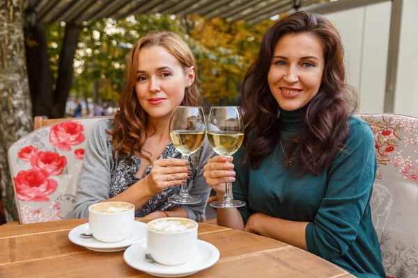 Жінка п'є шампанське в кафе — стокове фото