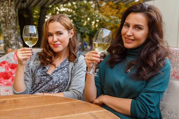 Frau trinkt Champagner in einem Café — Stockfoto