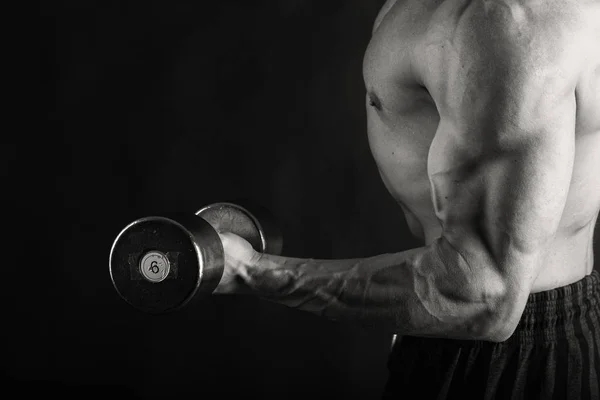 Corpo masculino muscular em um fundo preto — Fotografia de Stock