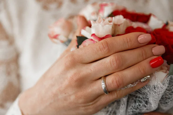 Mariage. La mariée et le marié, bague de fleurs . — Photo