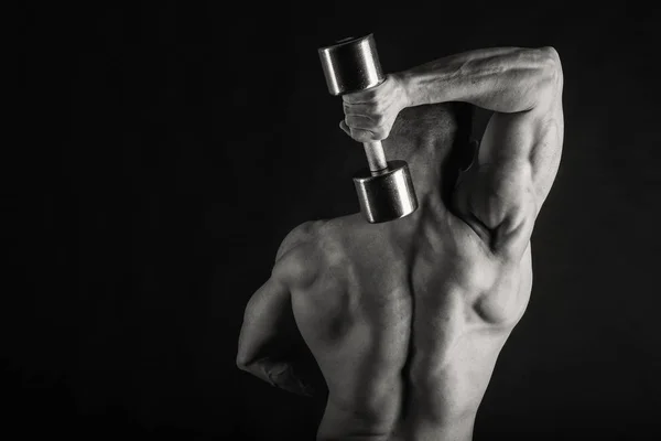 Muskulöser männlicher Körper auf schwarzem Hintergrund — Stockfoto
