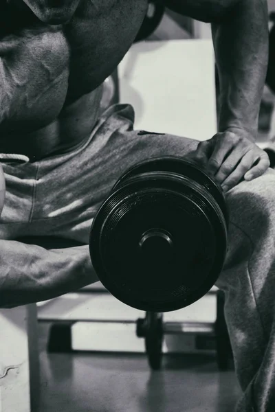 Fuerte con el cuerpo muscular en el gimnasio —  Fotos de Stock