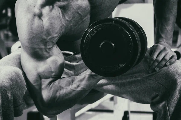 Forte con il corpo muscolare in palestra — Foto Stock