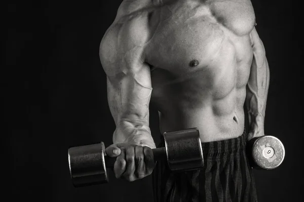 黒の背景に筋肉男性の体 — ストック写真