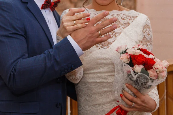 Casamento. A noiva e o noivo, anel de flores . — Fotografia de Stock