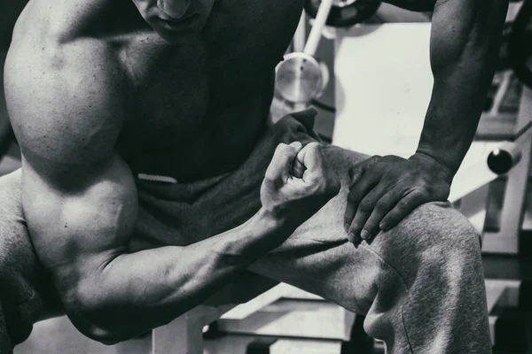 Сильний з м'язистим тілом у спортзалі — стокове фото