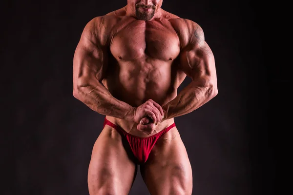 Bodybuilder visar hans rygg och biceps muskler, personlig Fitness — Stockfoto