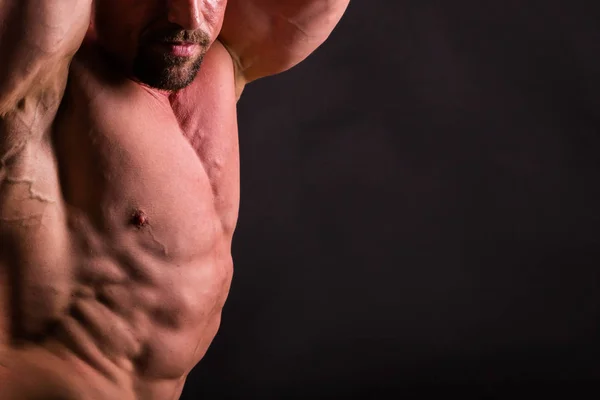 Mutatja a hát és a bicepsz izmok, a személyes fitness testépítő — Stock Fotó