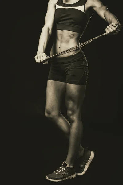 在黑色背景上性感健身女人 — 图库照片