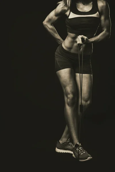 Sexy fitness kobieta na czarnym tle — Zdjęcie stockowe